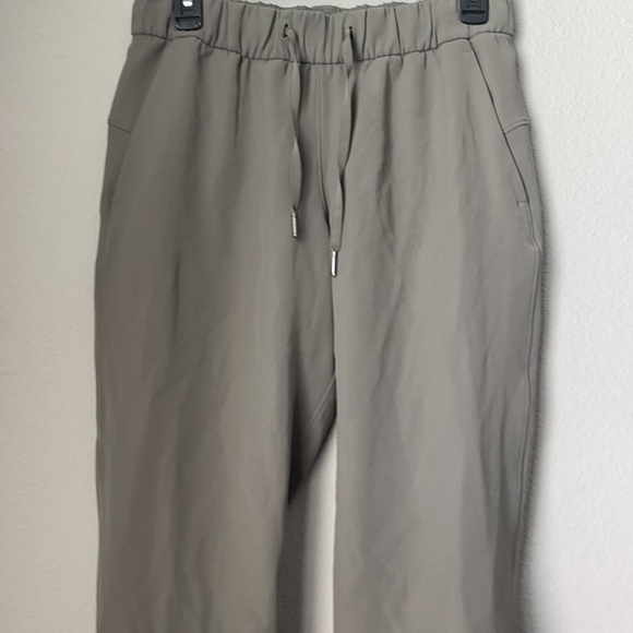 Lululemon On The Fly Crop *Woven 23"
Grey Sage size 6 - Picture 3 of 11